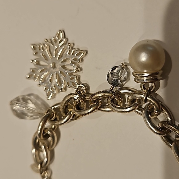 AVON Snowflake Silvertone 7.5" Bracelet - Picture 6 of 9